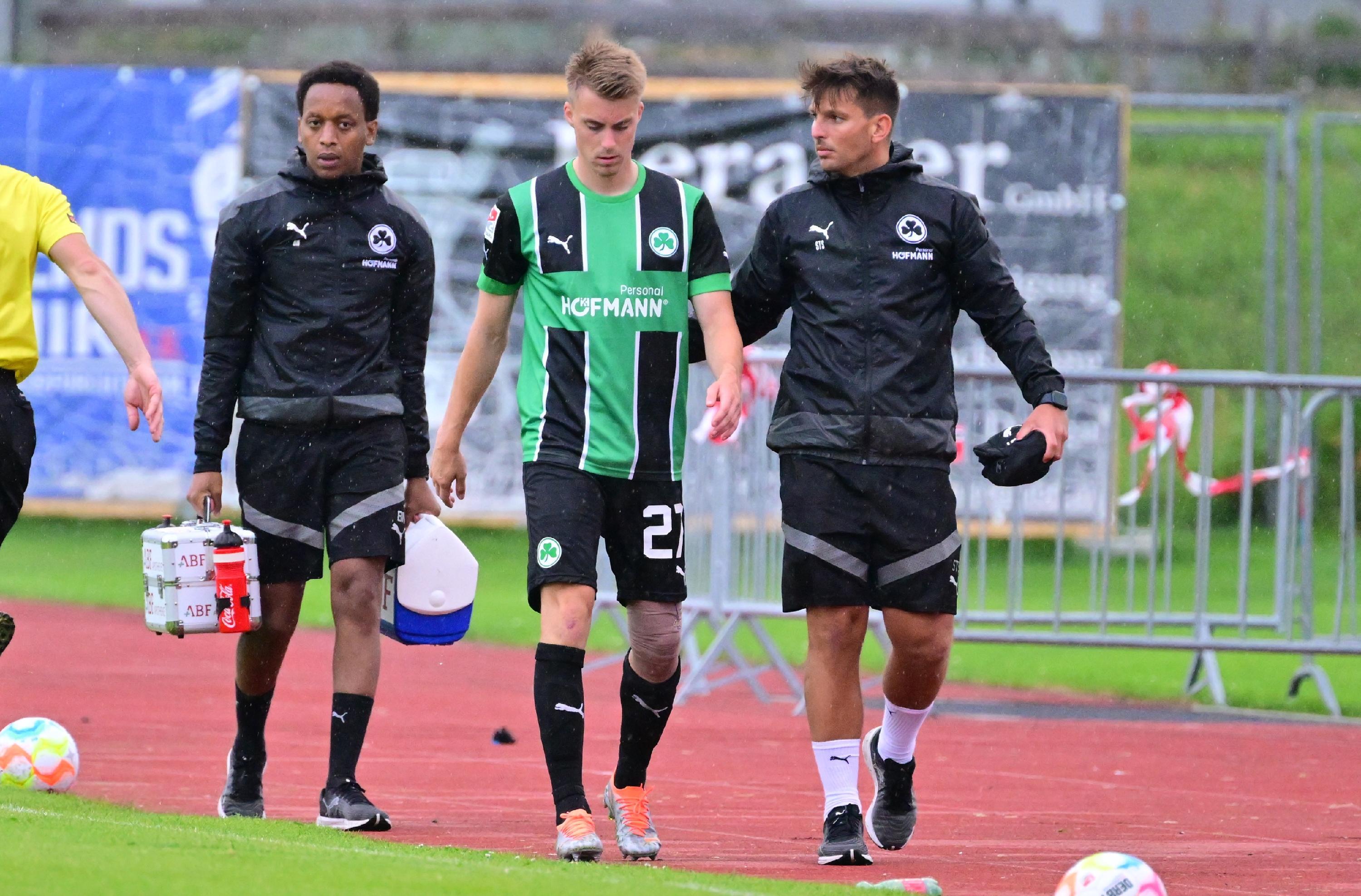 Gegen den bulgarischen Serienmeister Ludogorets Razgrad tat sich das Kleeblatt am Mittwochabend anfangs schwer, kam aber dann besser in die Partie und hatte im zweiten Durchgang sogar die besseren Chancen. Kurios wurde es am Ende: Oliver Fobassam rannte den Schiedsrichter um, der danach nicht mehr weiterpfeifen konnte. Auch zwei Fürther Spieler mussten verletzt ausgewechselt werden.