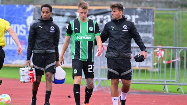 Gegen den bulgarischen Serienmeister Ludogorets Razgrad tat sich das Kleeblatt am Mittwochabend anfangs schwer, kam aber dann besser in die Partie und hatte im zweiten Durchgang sogar die besseren Chancen. Kurios wurde es am Ende: Oliver Fobassam rannte den Schiedsrichter um, der danach nicht mehr weiterpfeifen konnte. Auch zwei Fürther Spieler mussten verletzt ausgewechselt werden.