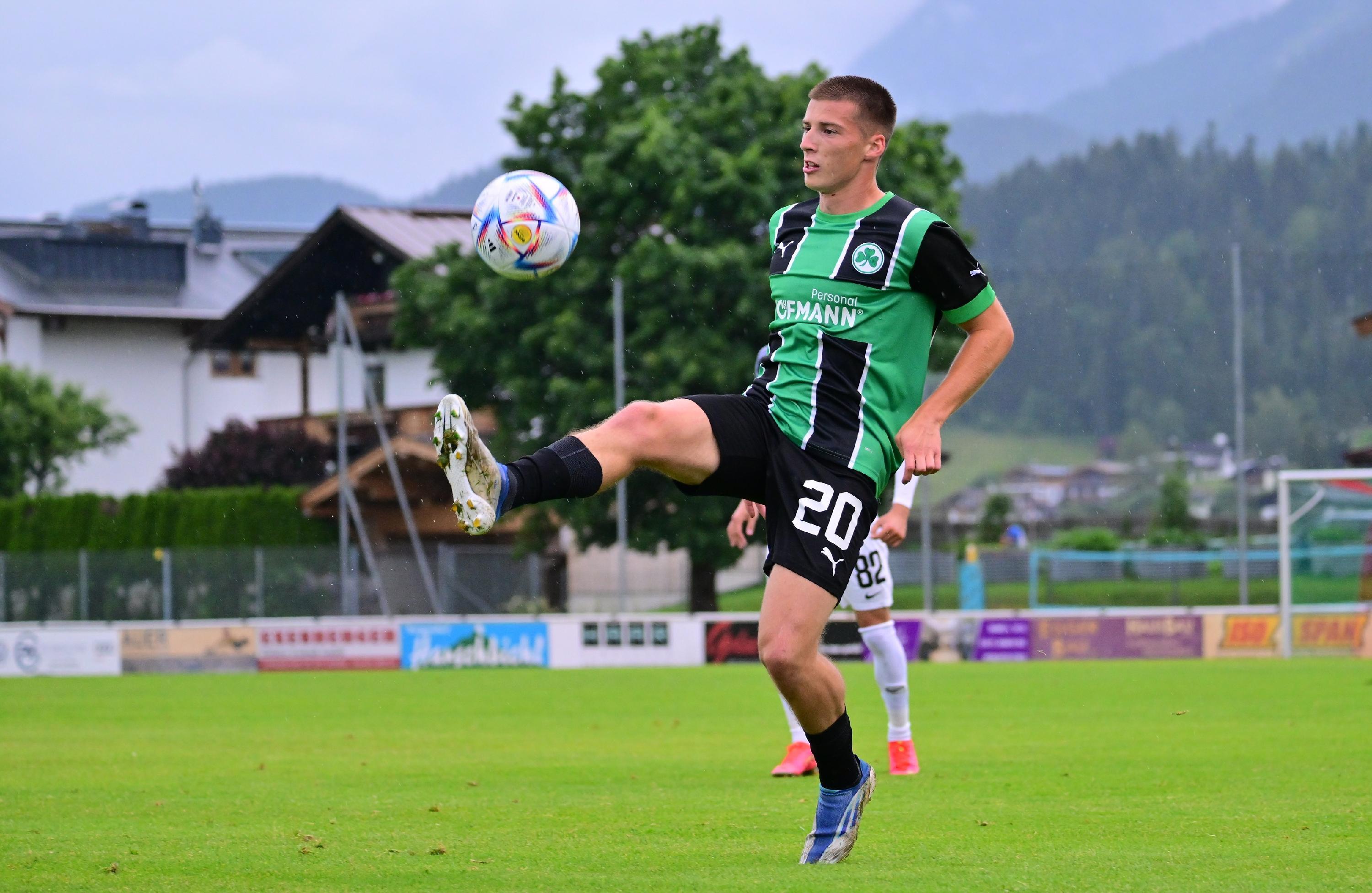 Gegen den bulgarischen Serienmeister Ludogorets Razgrad tat sich das Kleeblatt am Mittwochabend anfangs schwer, kam aber dann besser in die Partie und hatte im zweiten Durchgang sogar die besseren Chancen. Kurios wurde es am Ende: Oliver Fobassam rannte den Schiedsrichter um, der danach nicht mehr weiterpfeifen konnte. Auch zwei Fürther Spieler mussten verletzt ausgewechselt werden.