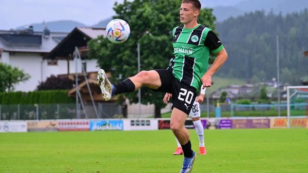 Gegen den bulgarischen Serienmeister Ludogorets Razgrad tat sich das Kleeblatt am Mittwochabend anfangs schwer, kam aber dann besser in die Partie und hatte im zweiten Durchgang sogar die besseren Chancen. Kurios wurde es am Ende: Oliver Fobassam rannte den Schiedsrichter um, der danach nicht mehr weiterpfeifen konnte. Auch zwei Fürther Spieler mussten verletzt ausgewechselt werden.