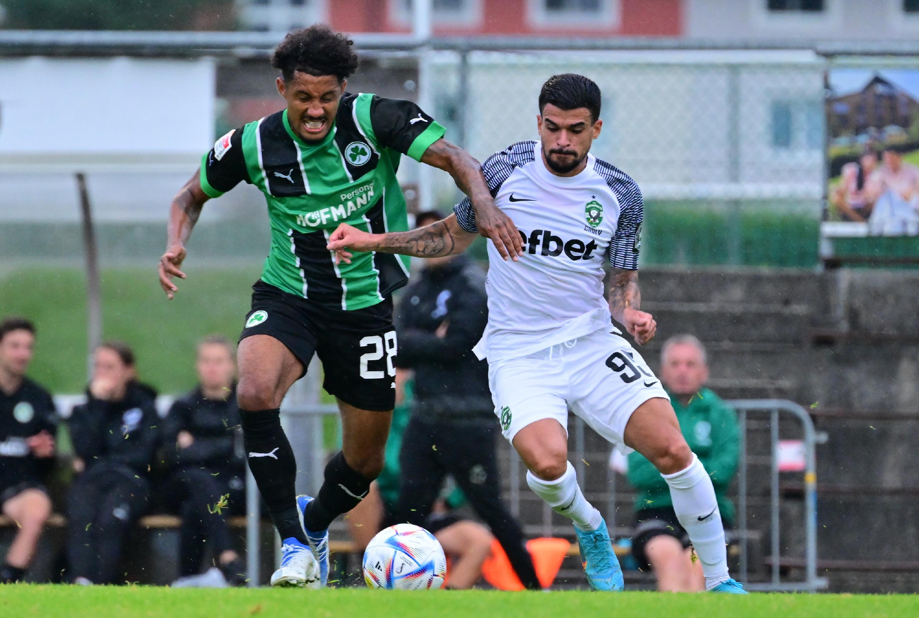 Gegen den bulgarischen Serienmeister Ludogorets Razgrad tat sich das Kleeblatt am Mittwochabend anfangs schwer, kam aber dann besser in die Partie und hatte im zweiten Durchgang sogar die besseren Chancen. Kurios wurde es am Ende: Oliver Fobassam rannte den Schiedsrichter um, der danach nicht mehr weiterpfeifen konnte. Auch zwei Fürther Spieler mussten verletzt ausgewechselt werden.