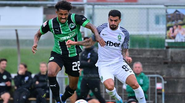 Gegen den bulgarischen Serienmeister Ludogorets Razgrad tat sich das Kleeblatt am Mittwochabend anfangs schwer, kam aber dann besser in die Partie und hatte im zweiten Durchgang sogar die besseren Chancen. Kurios wurde es am Ende: Oliver Fobassam rannte den Schiedsrichter um, der danach nicht mehr weiterpfeifen konnte. Auch zwei Fürther Spieler mussten verletzt ausgewechselt werden.