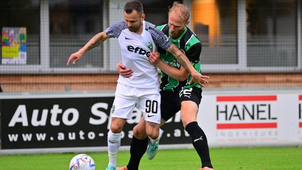 Gegen den bulgarischen Serienmeister Ludogorets Razgrad tat sich das Kleeblatt am Mittwochabend anfangs schwer, kam aber dann besser in die Partie und hatte im zweiten Durchgang sogar die besseren Chancen. Kurios wurde es am Ende: Oliver Fobassam rannte den Schiedsrichter um, der danach nicht mehr weiterpfeifen konnte. Auch zwei Fürther Spieler mussten verletzt ausgewechselt werden.