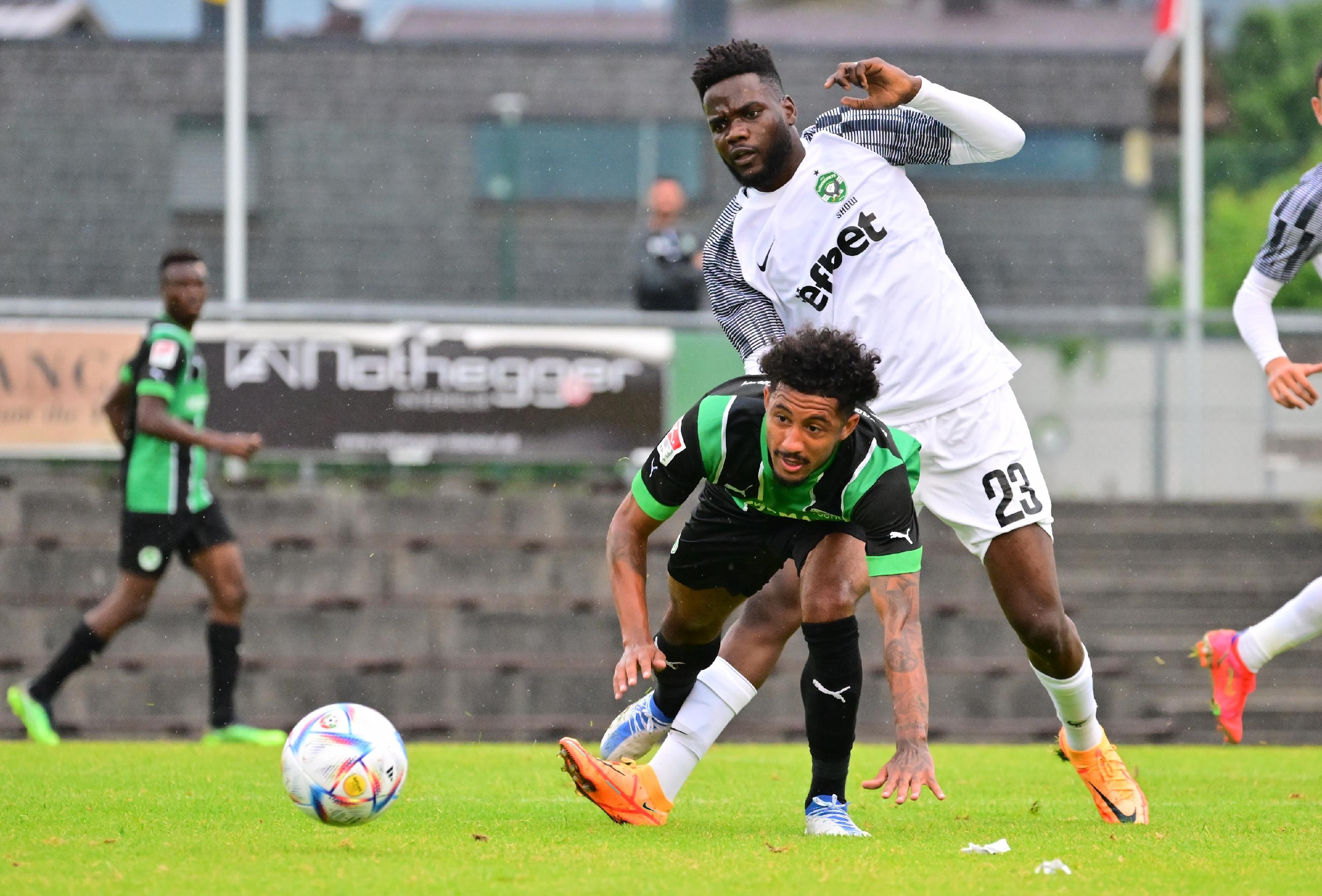 Gegen den bulgarischen Serienmeister Ludogorets Razgrad tat sich das Kleeblatt am Mittwochabend anfangs schwer, kam aber dann besser in die Partie und hatte im zweiten Durchgang sogar die besseren Chancen. Kurios wurde es am Ende: Oliver Fobassam rannte den Schiedsrichter um, der danach nicht mehr weiterpfeifen konnte. Auch zwei Fürther Spieler mussten verletzt ausgewechselt werden.