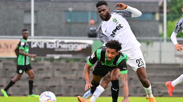 Gegen den bulgarischen Serienmeister Ludogorets Razgrad tat sich das Kleeblatt am Mittwochabend anfangs schwer, kam aber dann besser in die Partie und hatte im zweiten Durchgang sogar die besseren Chancen. Kurios wurde es am Ende: Oliver Fobassam rannte den Schiedsrichter um, der danach nicht mehr weiterpfeifen konnte. Auch zwei Fürther Spieler mussten verletzt ausgewechselt werden.