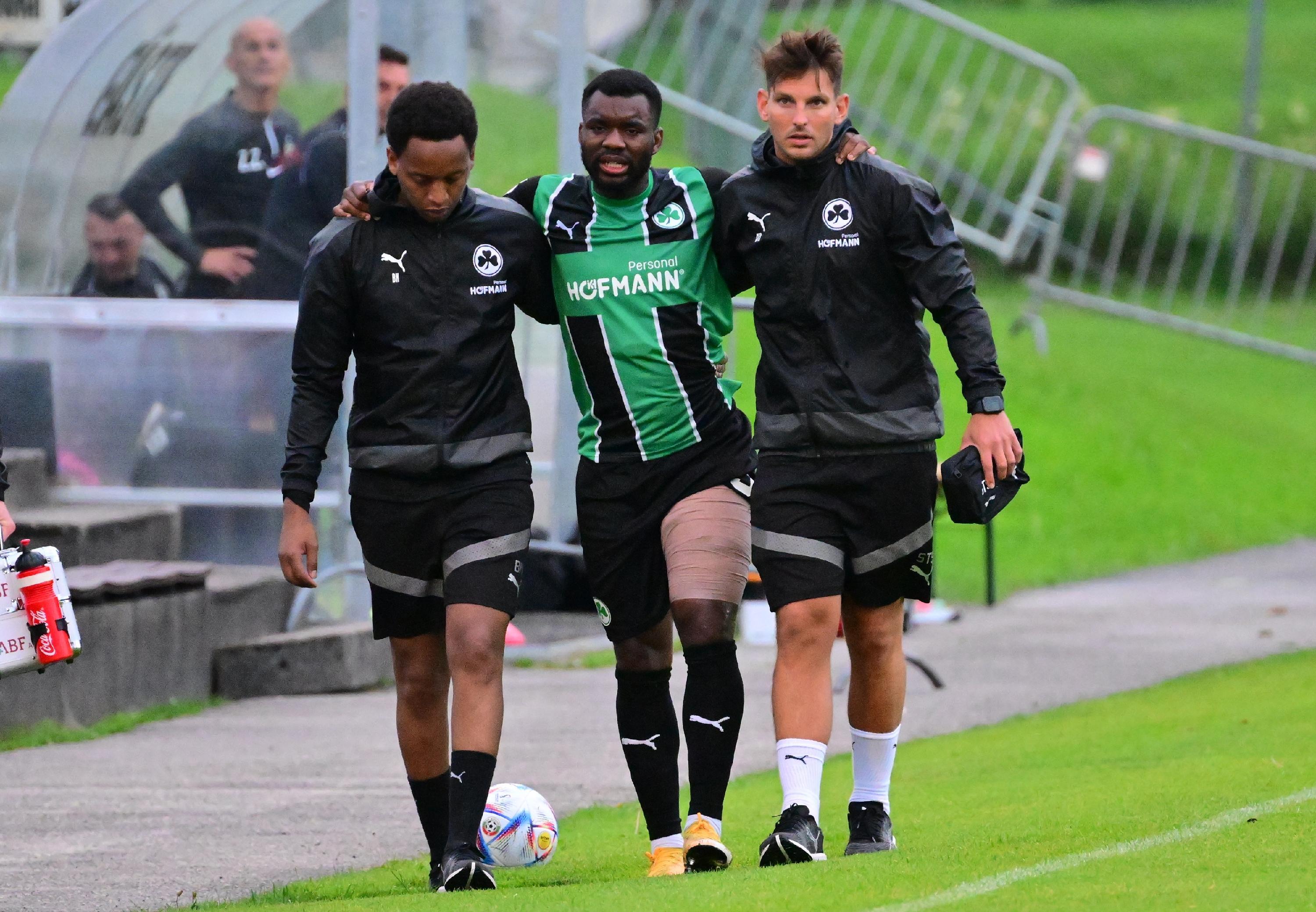 Gegen den bulgarischen Serienmeister Ludogorets Razgrad tat sich das Kleeblatt am Mittwochabend anfangs schwer, kam aber dann besser in die Partie und hatte im zweiten Durchgang sogar die besseren Chancen. Kurios wurde es am Ende: Oliver Fobassam rannte den Schiedsrichter um, der danach nicht mehr weiterpfeifen konnte. Auch zwei Fürther Spieler mussten verletzt ausgewechselt werden.