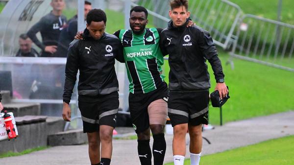 Gegen den bulgarischen Serienmeister Ludogorets Razgrad tat sich das Kleeblatt am Mittwochabend anfangs schwer, kam aber dann besser in die Partie und hatte im zweiten Durchgang sogar die besseren Chancen. Kurios wurde es am Ende: Oliver Fobassam rannte den Schiedsrichter um, der danach nicht mehr weiterpfeifen konnte. Auch zwei Fürther Spieler mussten verletzt ausgewechselt werden.