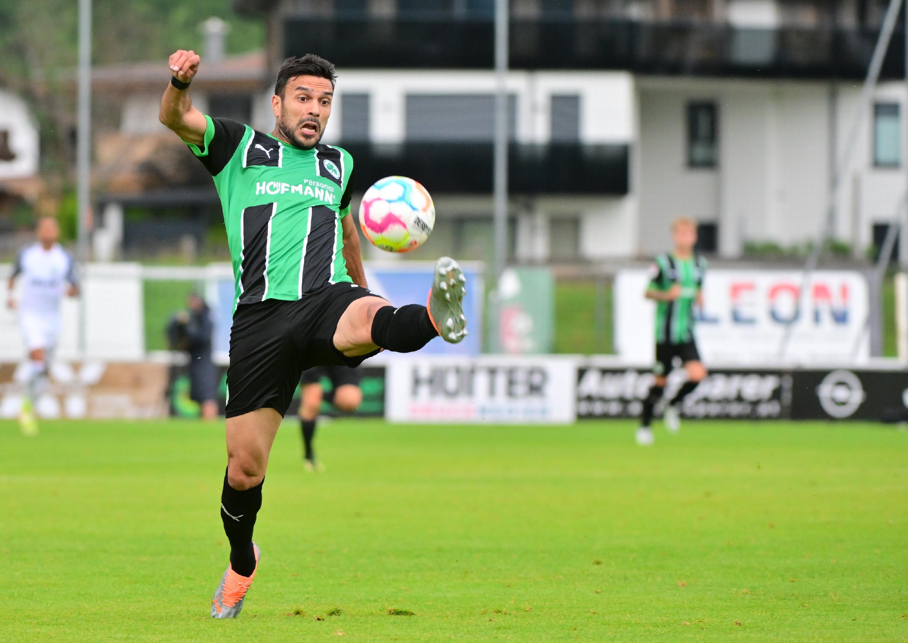 Gegen den bulgarischen Serienmeister Ludogorets Razgrad tat sich das Kleeblatt am Mittwochabend anfangs schwer, kam aber dann besser in die Partie und hatte im zweiten Durchgang sogar die besseren Chancen. Kurios wurde es am Ende: Oliver Fobassam rannte den Schiedsrichter um, der danach nicht mehr weiterpfeifen konnte. Auch zwei Fürther Spieler mussten verletzt ausgewechselt werden.