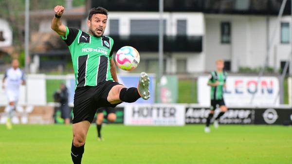 Gegen den bulgarischen Serienmeister Ludogorets Razgrad tat sich das Kleeblatt am Mittwochabend anfangs schwer, kam aber dann besser in die Partie und hatte im zweiten Durchgang sogar die besseren Chancen. Kurios wurde es am Ende: Oliver Fobassam rannte den Schiedsrichter um, der danach nicht mehr weiterpfeifen konnte. Auch zwei Fürther Spieler mussten verletzt ausgewechselt werden.