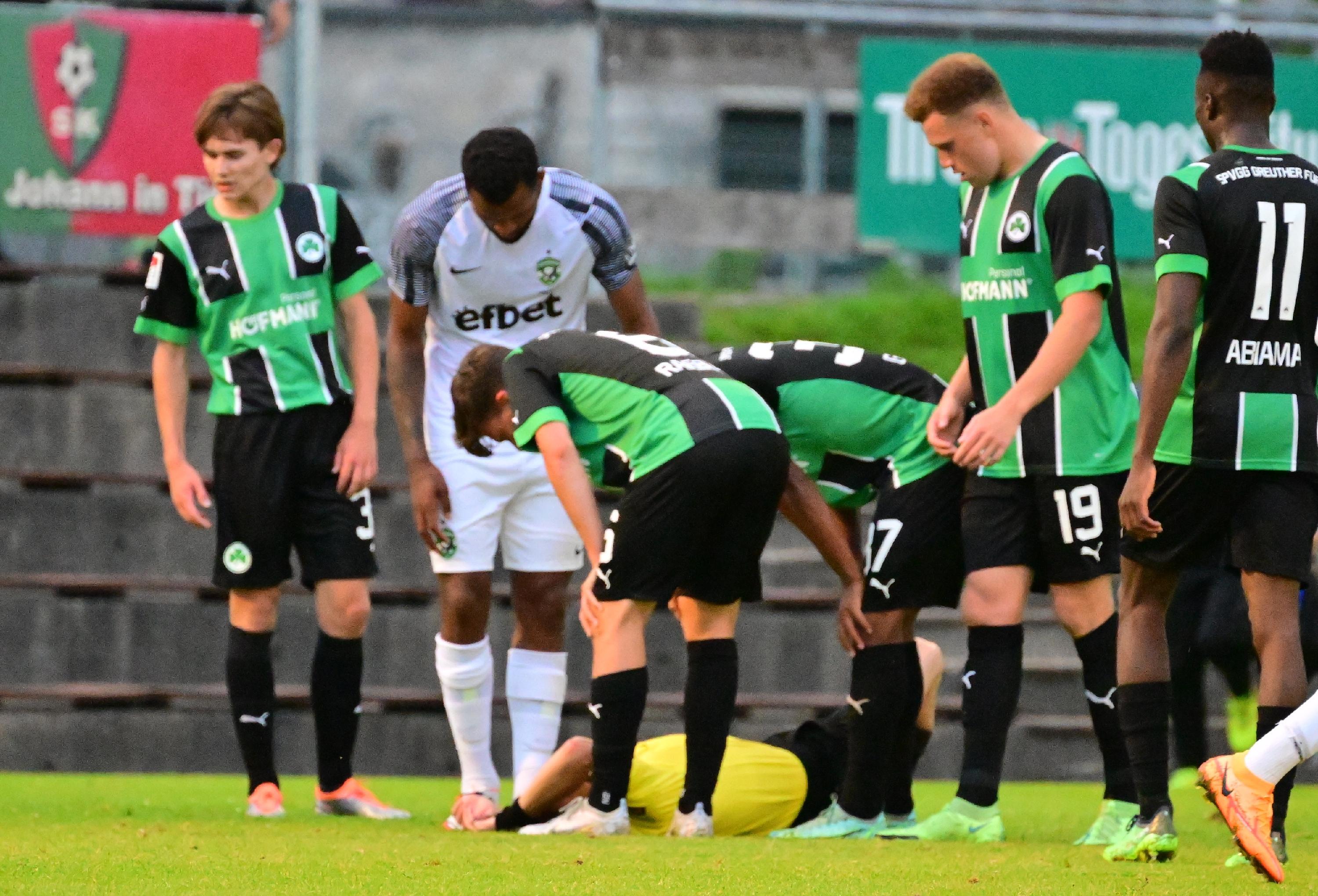 Gegen den bulgarischen Serienmeister Ludogorets Razgrad tat sich das Kleeblatt am Mittwochabend anfangs schwer, kam aber dann besser in die Partie und hatte im zweiten Durchgang sogar die besseren Chancen. Kurios wurde es am Ende: Oliver Fobassam rannte den Schiedsrichter um, der danach nicht mehr weiterpfeifen konnte. Auch zwei Fürther Spieler mussten verletzt ausgewechselt werden.