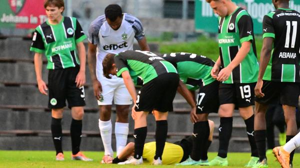 Gegen den bulgarischen Serienmeister Ludogorets Razgrad tat sich das Kleeblatt am Mittwochabend anfangs schwer, kam aber dann besser in die Partie und hatte im zweiten Durchgang sogar die besseren Chancen. Kurios wurde es am Ende: Oliver Fobassam rannte den Schiedsrichter um, der danach nicht mehr weiterpfeifen konnte. Auch zwei Fürther Spieler mussten verletzt ausgewechselt werden.