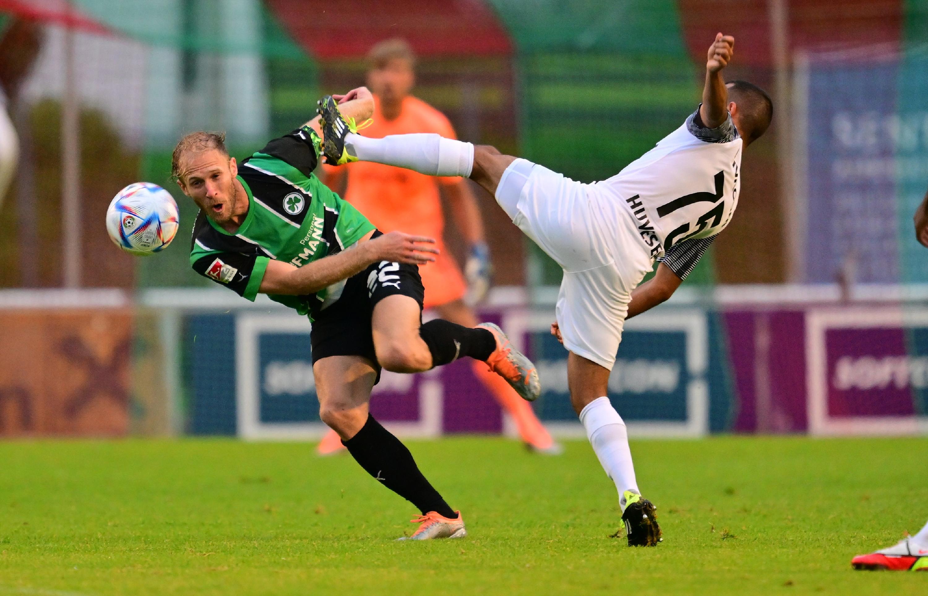 Gegen den bulgarischen Serienmeister Ludogorets Razgrad tat sich das Kleeblatt am Mittwochabend anfangs schwer, kam aber dann besser in die Partie und hatte im zweiten Durchgang sogar die besseren Chancen. Kurios wurde es am Ende: Oliver Fobassam rannte den Schiedsrichter um, der danach nicht mehr weiterpfeifen konnte. Auch zwei Fürther Spieler mussten verletzt ausgewechselt werden.