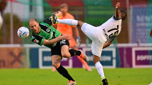 Gegen den bulgarischen Serienmeister Ludogorets Razgrad tat sich das Kleeblatt am Mittwochabend anfangs schwer, kam aber dann besser in die Partie und hatte im zweiten Durchgang sogar die besseren Chancen. Kurios wurde es am Ende: Oliver Fobassam rannte den Schiedsrichter um, der danach nicht mehr weiterpfeifen konnte. Auch zwei Fürther Spieler mussten verletzt ausgewechselt werden.