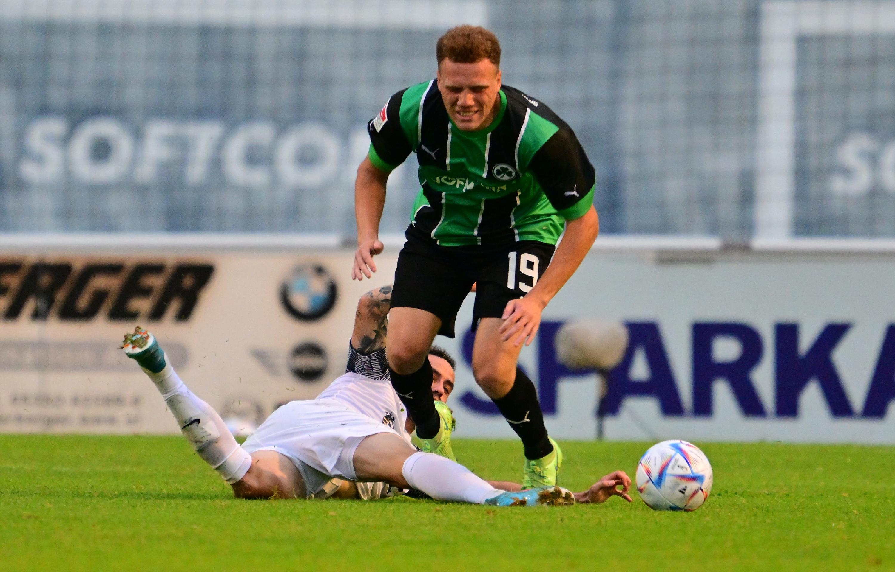 Gegen den bulgarischen Serienmeister Ludogorets Razgrad tat sich das Kleeblatt am Mittwochabend anfangs schwer, kam aber dann besser in die Partie und hatte im zweiten Durchgang sogar die besseren Chancen. Kurios wurde es am Ende: Oliver Fobassam rannte den Schiedsrichter um, der danach nicht mehr weiterpfeifen konnte. Auch zwei Fürther Spieler mussten verletzt ausgewechselt werden.