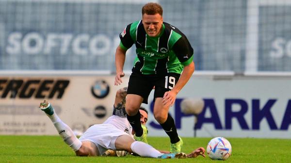 Gegen den bulgarischen Serienmeister Ludogorets Razgrad tat sich das Kleeblatt am Mittwochabend anfangs schwer, kam aber dann besser in die Partie und hatte im zweiten Durchgang sogar die besseren Chancen. Kurios wurde es am Ende: Oliver Fobassam rannte den Schiedsrichter um, der danach nicht mehr weiterpfeifen konnte. Auch zwei Fürther Spieler mussten verletzt ausgewechselt werden.