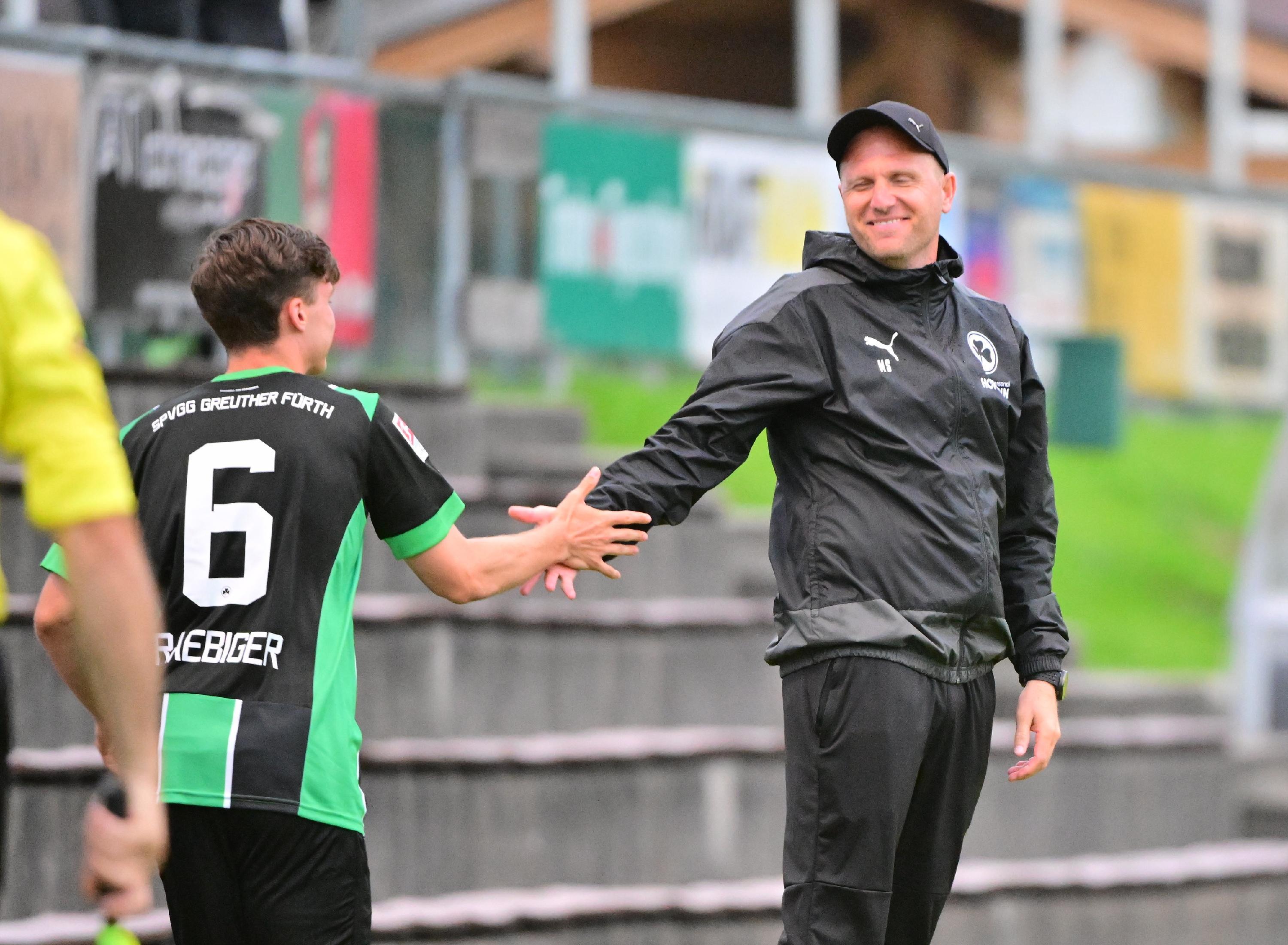 Gegen den bulgarischen Serienmeister Ludogorets Razgrad tat sich das Kleeblatt am Mittwochabend anfangs schwer, kam aber dann besser in die Partie und hatte im zweiten Durchgang sogar die besseren Chancen. Kurios wurde es am Ende: Oliver Fobassam rannte den Schiedsrichter um, der danach nicht mehr weiterpfeifen konnte. Auch zwei Fürther Spieler mussten verletzt ausgewechselt werden.