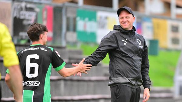 Gegen den bulgarischen Serienmeister Ludogorets Razgrad tat sich das Kleeblatt am Mittwochabend anfangs schwer, kam aber dann besser in die Partie und hatte im zweiten Durchgang sogar die besseren Chancen. Kurios wurde es am Ende: Oliver Fobassam rannte den Schiedsrichter um, der danach nicht mehr weiterpfeifen konnte. Auch zwei Fürther Spieler mussten verletzt ausgewechselt werden.