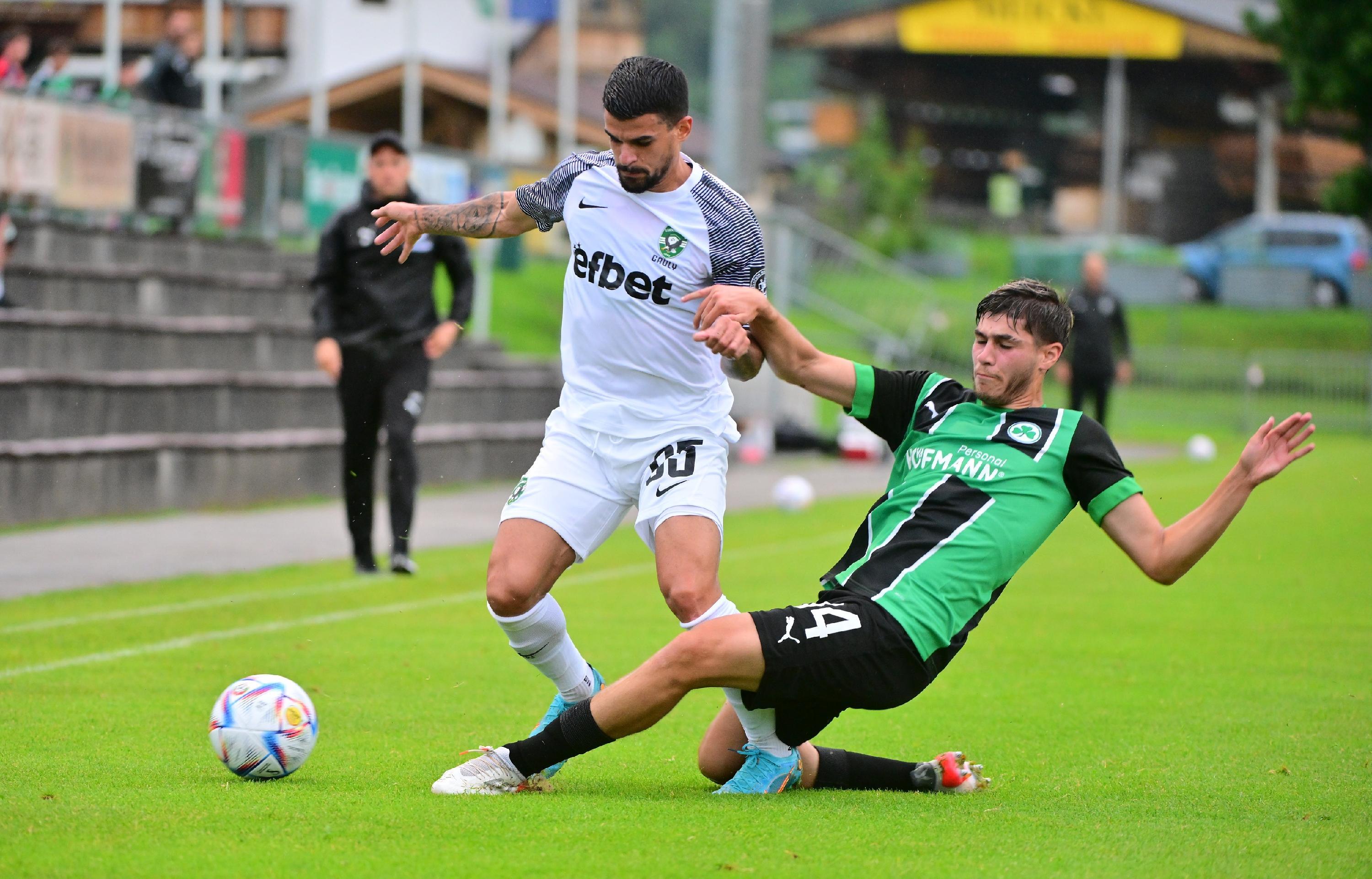 Gegen den bulgarischen Serienmeister Ludogorets Razgrad tat sich das Kleeblatt am Mittwochabend anfangs schwer, kam aber dann besser in die Partie und hatte im zweiten Durchgang sogar die besseren Chancen. Kurios wurde es am Ende: Oliver Fobassam rannte den Schiedsrichter um, der danach nicht mehr weiterpfeifen konnte. Auch zwei Fürther Spieler mussten verletzt ausgewechselt werden.