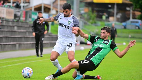 Gegen den bulgarischen Serienmeister Ludogorets Razgrad tat sich das Kleeblatt am Mittwochabend anfangs schwer, kam aber dann besser in die Partie und hatte im zweiten Durchgang sogar die besseren Chancen. Kurios wurde es am Ende: Oliver Fobassam rannte den Schiedsrichter um, der danach nicht mehr weiterpfeifen konnte. Auch zwei Fürther Spieler mussten verletzt ausgewechselt werden.