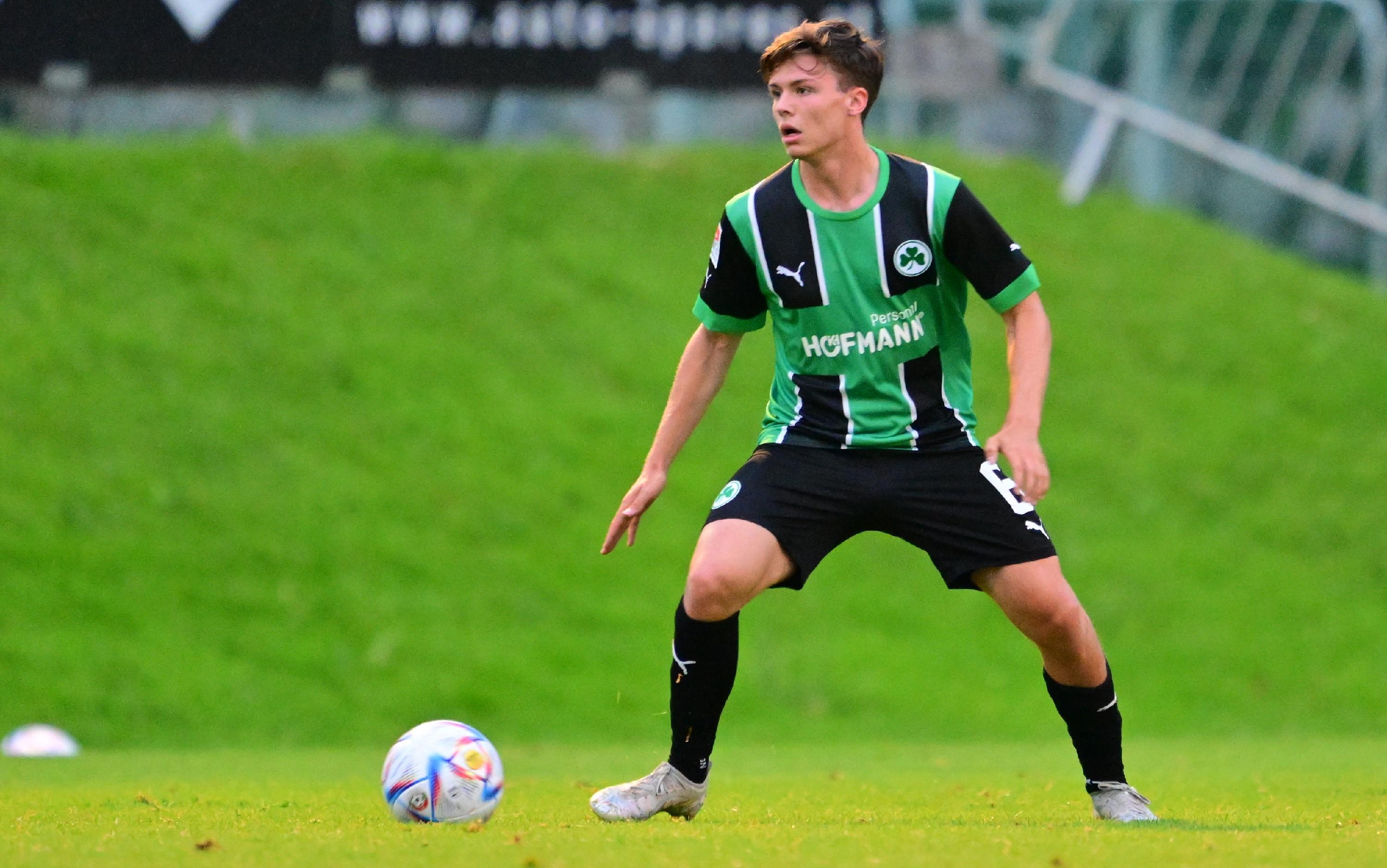 Gegen den bulgarischen Serienmeister Ludogorets Razgrad tat sich das Kleeblatt am Mittwochabend anfangs schwer, kam aber dann besser in die Partie und hatte im zweiten Durchgang sogar die besseren Chancen. Kurios wurde es am Ende: Oliver Fobassam rannte den Schiedsrichter um, der danach nicht mehr weiterpfeifen konnte. Auch zwei Fürther Spieler mussten verletzt ausgewechselt werden.