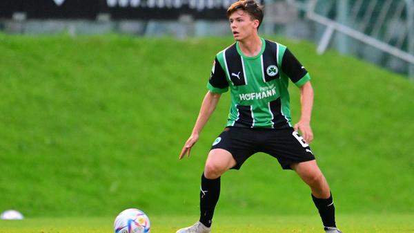 Gegen den bulgarischen Serienmeister Ludogorets Razgrad tat sich das Kleeblatt am Mittwochabend anfangs schwer, kam aber dann besser in die Partie und hatte im zweiten Durchgang sogar die besseren Chancen. Kurios wurde es am Ende: Oliver Fobassam rannte den Schiedsrichter um, der danach nicht mehr weiterpfeifen konnte. Auch zwei Fürther Spieler mussten verletzt ausgewechselt werden.