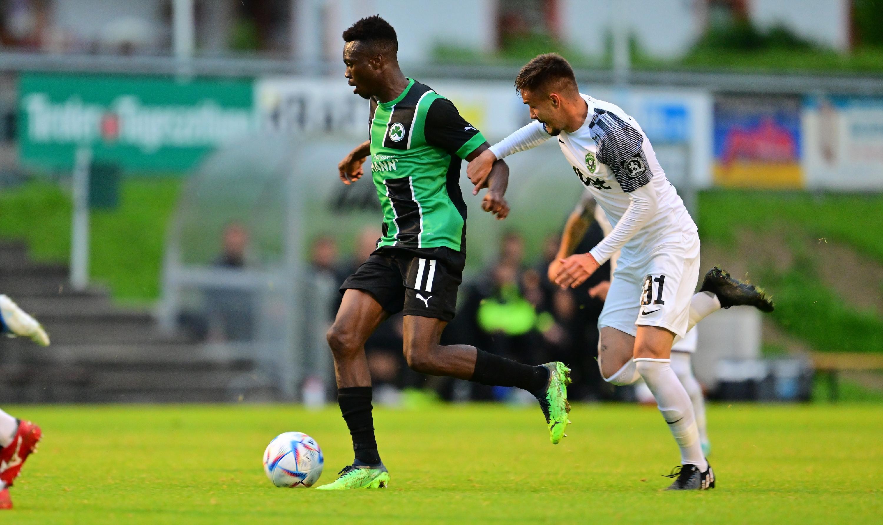 Gegen den bulgarischen Serienmeister Ludogorets Razgrad tat sich das Kleeblatt am Mittwochabend anfangs schwer, kam aber dann besser in die Partie und hatte im zweiten Durchgang sogar die besseren Chancen. Kurios wurde es am Ende: Oliver Fobassam rannte den Schiedsrichter um, der danach nicht mehr weiterpfeifen konnte. Auch zwei Fürther Spieler mussten verletzt ausgewechselt werden.