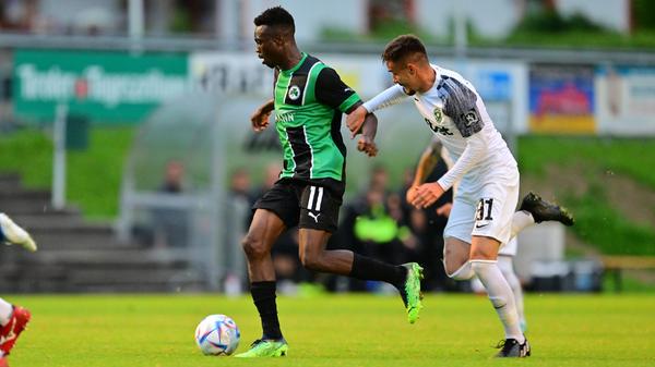 Gegen den bulgarischen Serienmeister Ludogorets Razgrad tat sich das Kleeblatt am Mittwochabend anfangs schwer, kam aber dann besser in die Partie und hatte im zweiten Durchgang sogar die besseren Chancen. Kurios wurde es am Ende: Oliver Fobassam rannte den Schiedsrichter um, der danach nicht mehr weiterpfeifen konnte. Auch zwei Fürther Spieler mussten verletzt ausgewechselt werden.