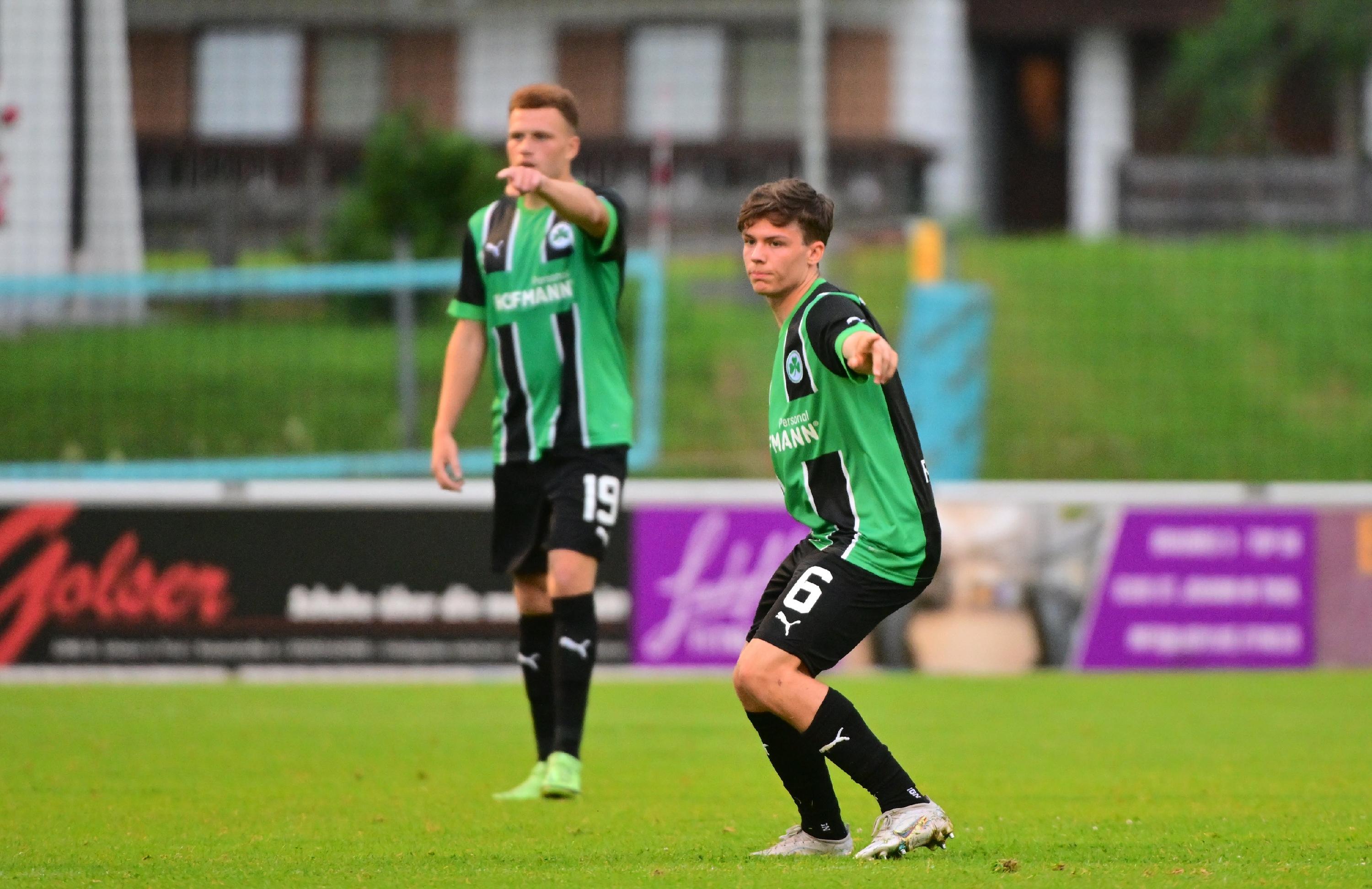 Gegen den bulgarischen Serienmeister Ludogorets Razgrad tat sich das Kleeblatt am Mittwochabend anfangs schwer, kam aber dann besser in die Partie und hatte im zweiten Durchgang sogar die besseren Chancen. Kurios wurde es am Ende: Oliver Fobassam rannte den Schiedsrichter um, der danach nicht mehr weiterpfeifen konnte. Auch zwei Fürther Spieler mussten verletzt ausgewechselt werden.
