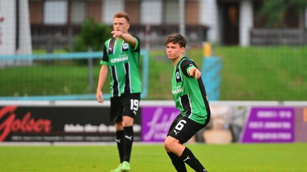 Gegen den bulgarischen Serienmeister Ludogorets Razgrad tat sich das Kleeblatt am Mittwochabend anfangs schwer, kam aber dann besser in die Partie und hatte im zweiten Durchgang sogar die besseren Chancen. Kurios wurde es am Ende: Oliver Fobassam rannte den Schiedsrichter um, der danach nicht mehr weiterpfeifen konnte. Auch zwei Fürther Spieler mussten verletzt ausgewechselt werden.