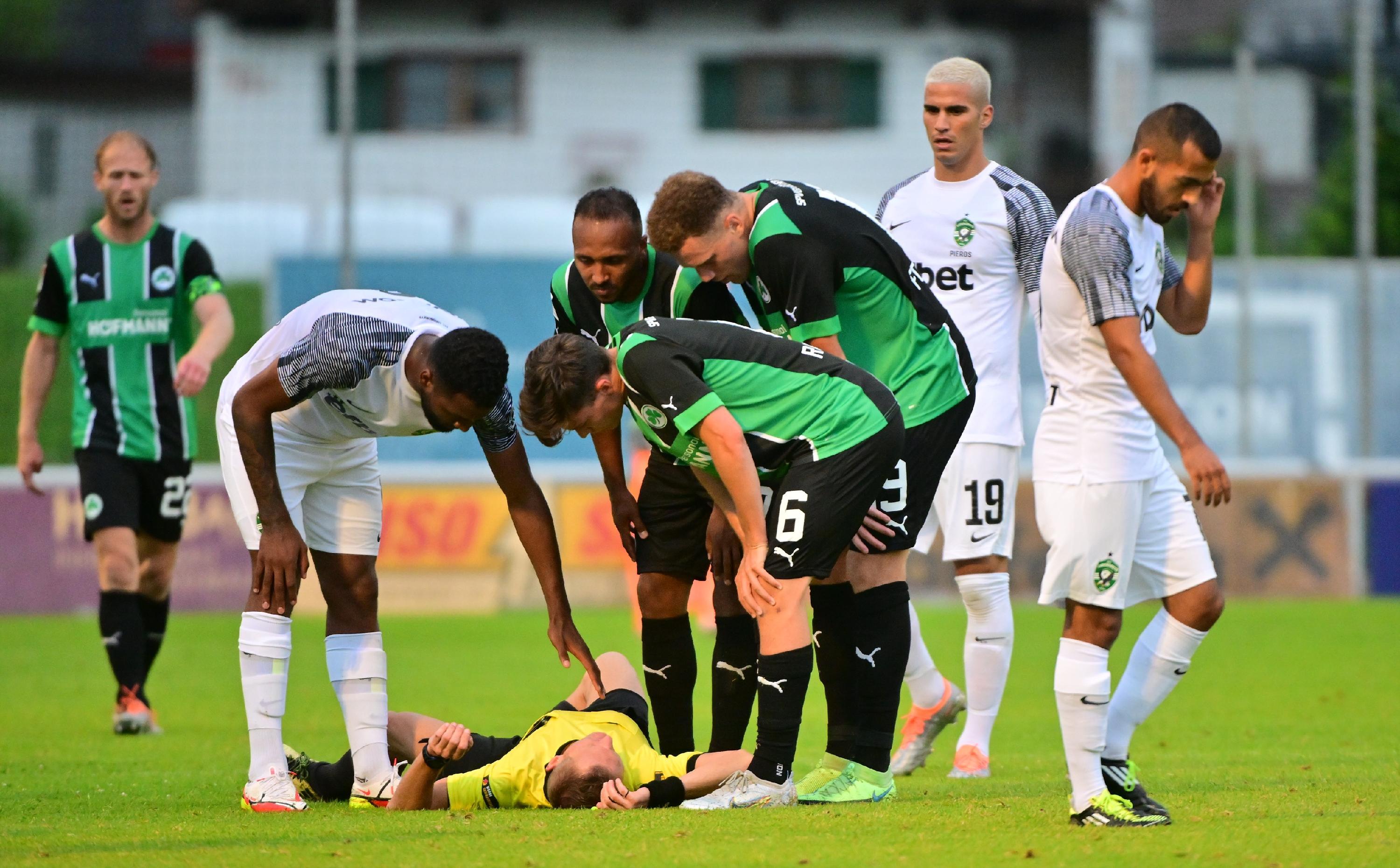 Gegen den bulgarischen Serienmeister Ludogorets Razgrad tat sich das Kleeblatt am Mittwochabend anfangs schwer, kam aber dann besser in die Partie und hatte im zweiten Durchgang sogar die besseren Chancen. Kurios wurde es am Ende: Oliver Fobassam rannte den Schiedsrichter um, der danach nicht mehr weiterpfeifen konnte. Auch zwei Fürther Spieler mussten verletzt ausgewechselt werden.