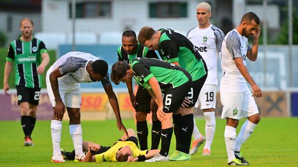 Gegen den bulgarischen Serienmeister Ludogorets Razgrad tat sich das Kleeblatt am Mittwochabend anfangs schwer, kam aber dann besser in die Partie und hatte im zweiten Durchgang sogar die besseren Chancen. Kurios wurde es am Ende: Oliver Fobassam rannte den Schiedsrichter um, der danach nicht mehr weiterpfeifen konnte. Auch zwei Fürther Spieler mussten verletzt ausgewechselt werden.