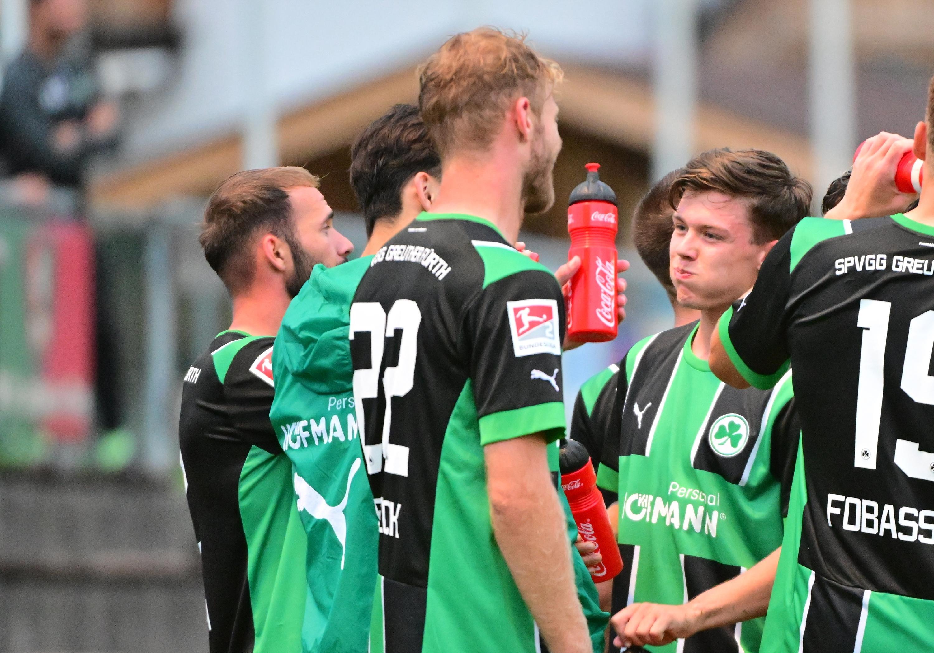 Gegen den bulgarischen Serienmeister Ludogorets Razgrad tat sich das Kleeblatt am Mittwochabend anfangs schwer, kam aber dann besser in die Partie und hatte im zweiten Durchgang sogar die besseren Chancen. Kurios wurde es am Ende: Oliver Fobassam rannte den Schiedsrichter um, der danach nicht mehr weiterpfeifen konnte. Auch zwei Fürther Spieler mussten verletzt ausgewechselt werden.