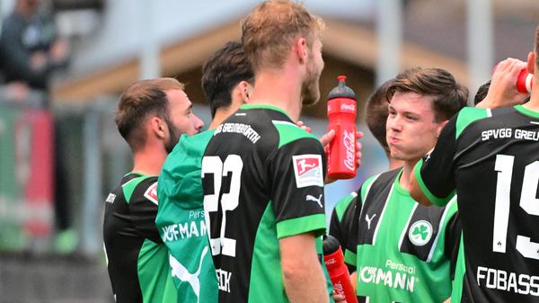 Gegen den bulgarischen Serienmeister Ludogorets Razgrad tat sich das Kleeblatt am Mittwochabend anfangs schwer, kam aber dann besser in die Partie und hatte im zweiten Durchgang sogar die besseren Chancen. Kurios wurde es am Ende: Oliver Fobassam rannte den Schiedsrichter um, der danach nicht mehr weiterpfeifen konnte. Auch zwei Fürther Spieler mussten verletzt ausgewechselt werden.