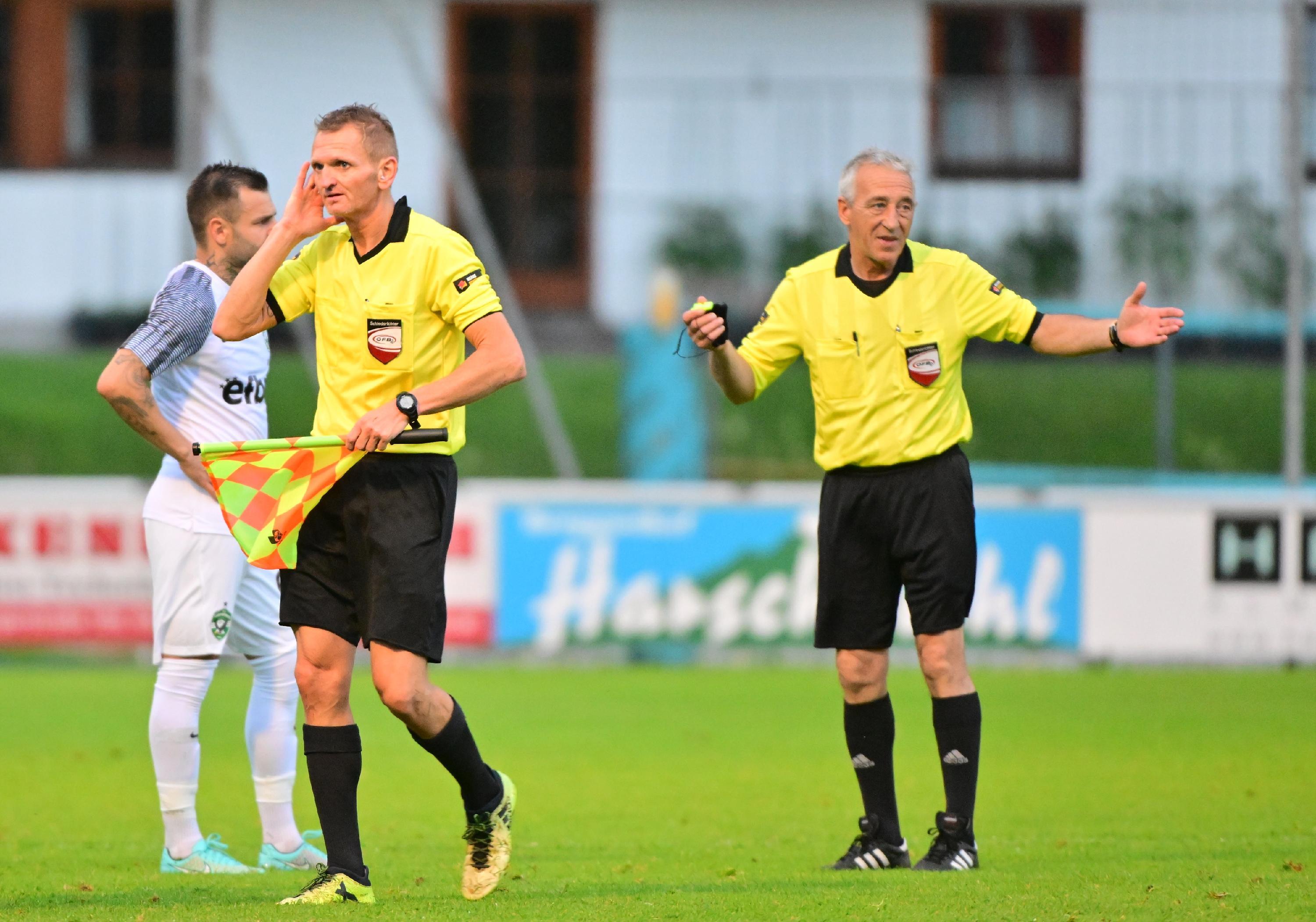 Gegen den bulgarischen Serienmeister Ludogorets Razgrad tat sich das Kleeblatt am Mittwochabend anfangs schwer, kam aber dann besser in die Partie und hatte im zweiten Durchgang sogar die besseren Chancen. Kurios wurde es am Ende: Oliver Fobassam rannte den Schiedsrichter um, der danach nicht mehr weiterpfeifen konnte. Auch zwei Fürther Spieler mussten verletzt ausgewechselt werden.