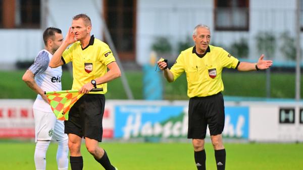 Gegen den bulgarischen Serienmeister Ludogorets Razgrad tat sich das Kleeblatt am Mittwochabend anfangs schwer, kam aber dann besser in die Partie und hatte im zweiten Durchgang sogar die besseren Chancen. Kurios wurde es am Ende: Oliver Fobassam rannte den Schiedsrichter um, der danach nicht mehr weiterpfeifen konnte. Auch zwei Fürther Spieler mussten verletzt ausgewechselt werden.