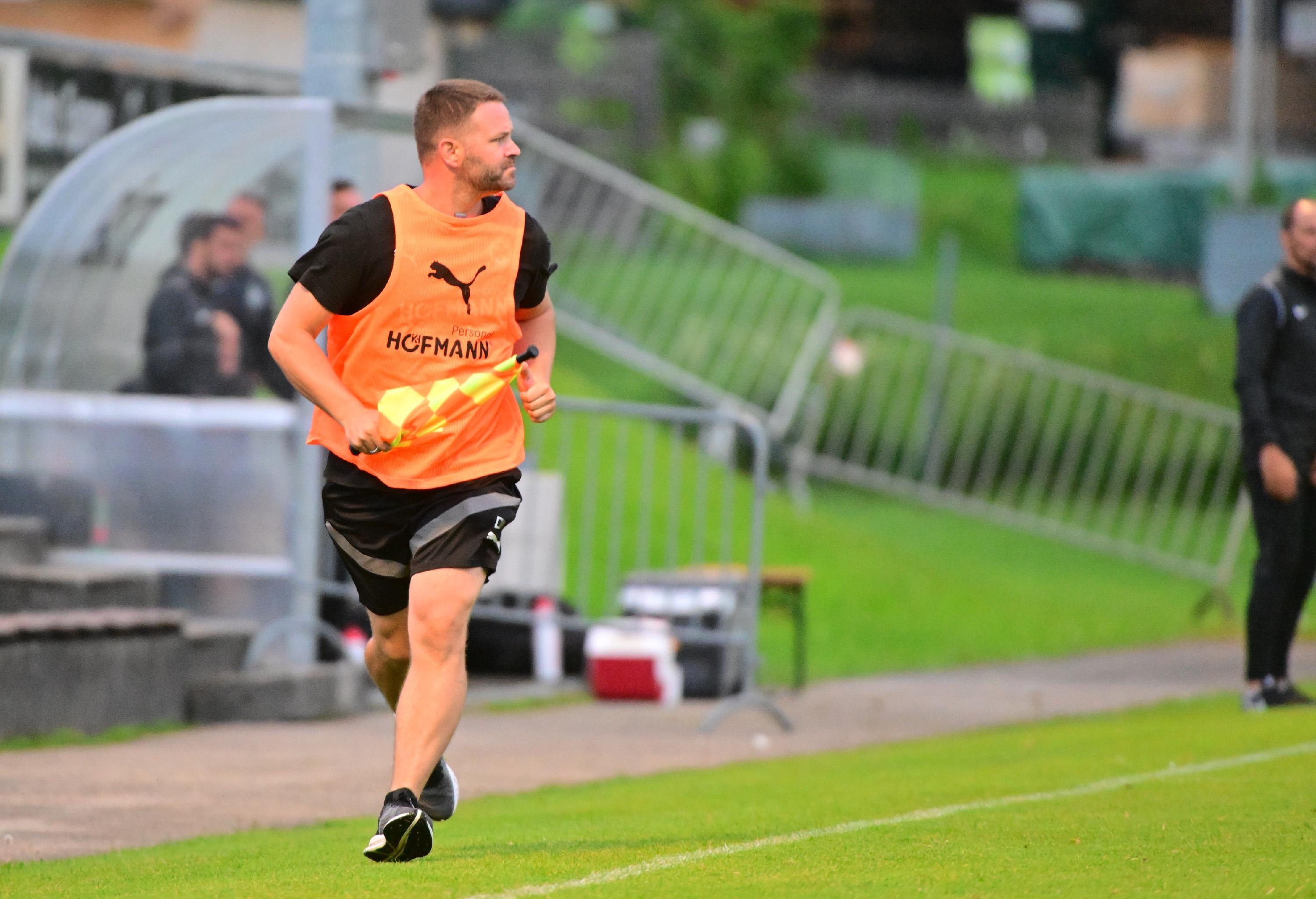 Gegen den bulgarischen Serienmeister Ludogorets Razgrad tat sich das Kleeblatt am Mittwochabend anfangs schwer, kam aber dann besser in die Partie und hatte im zweiten Durchgang sogar die besseren Chancen. Kurios wurde es am Ende: Oliver Fobassam rannte den Schiedsrichter um, der danach nicht mehr weiterpfeifen konnte. Auch zwei Fürther Spieler mussten verletzt ausgewechselt werden.