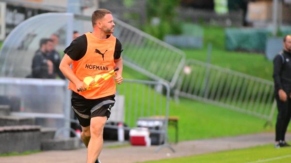 Gegen den bulgarischen Serienmeister Ludogorets Razgrad tat sich das Kleeblatt am Mittwochabend anfangs schwer, kam aber dann besser in die Partie und hatte im zweiten Durchgang sogar die besseren Chancen. Kurios wurde es am Ende: Oliver Fobassam rannte den Schiedsrichter um, der danach nicht mehr weiterpfeifen konnte. Auch zwei Fürther Spieler mussten verletzt ausgewechselt werden.