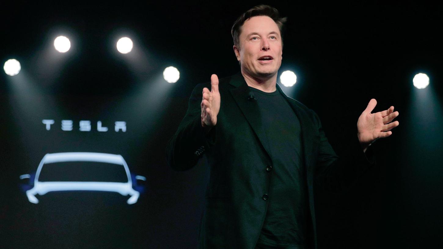 Tesla-Chef Elon Musk spricht vor der Enthüllung des Modell Y in Teslas Designstudio im US-Bundesstaat Kalifornien. Tesla-Chef Elon Musk spricht vor der Enthüllung des Modell Y in Teslas Designstudio im US-Bundesstaat Kalifornien.