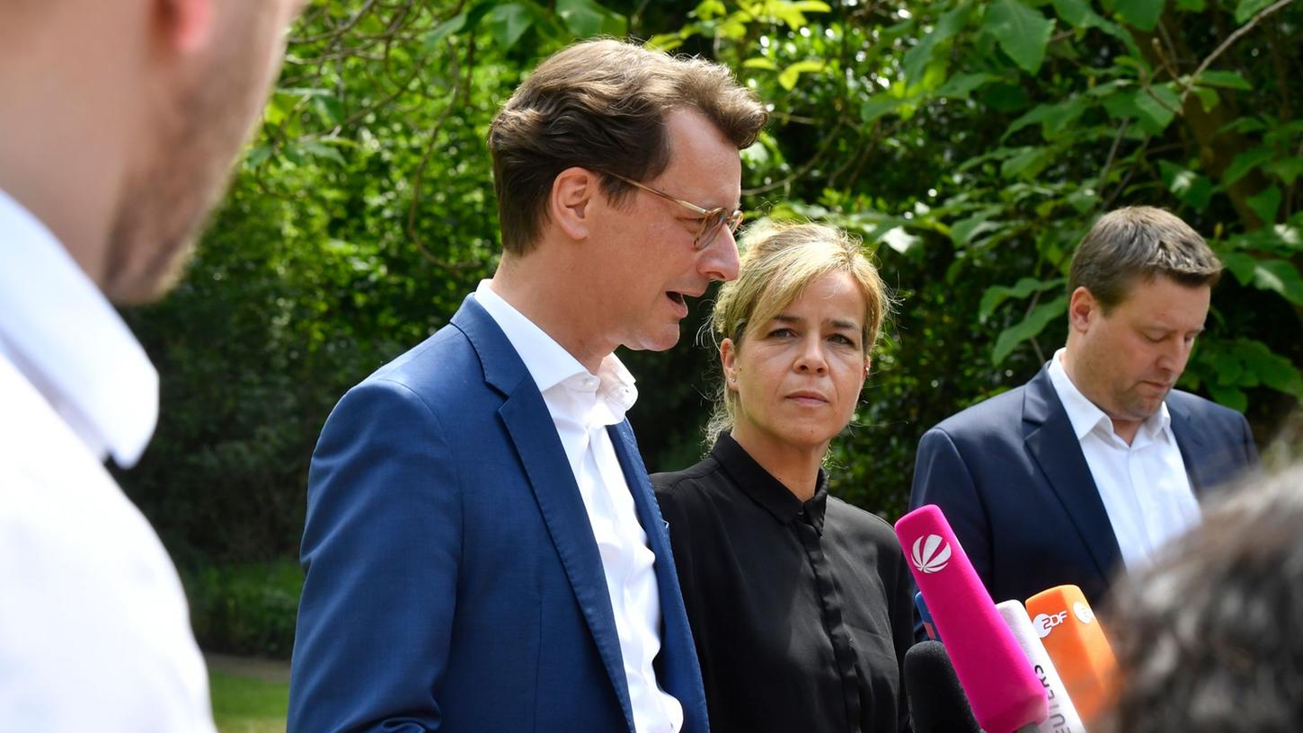 Ministerpräsident Hendrik Wüst (CDU) und die Landesvorsitzende von Bündnis 90/Die Grünen, Mona Neubaur, bei einem Presse-Statement. Ministerpräsident Hendrik Wüst (CDU) und die Landesvorsitzende von Bündnis 90/Die Grünen, Mona Neubaur, bei einem Presse-Statement.