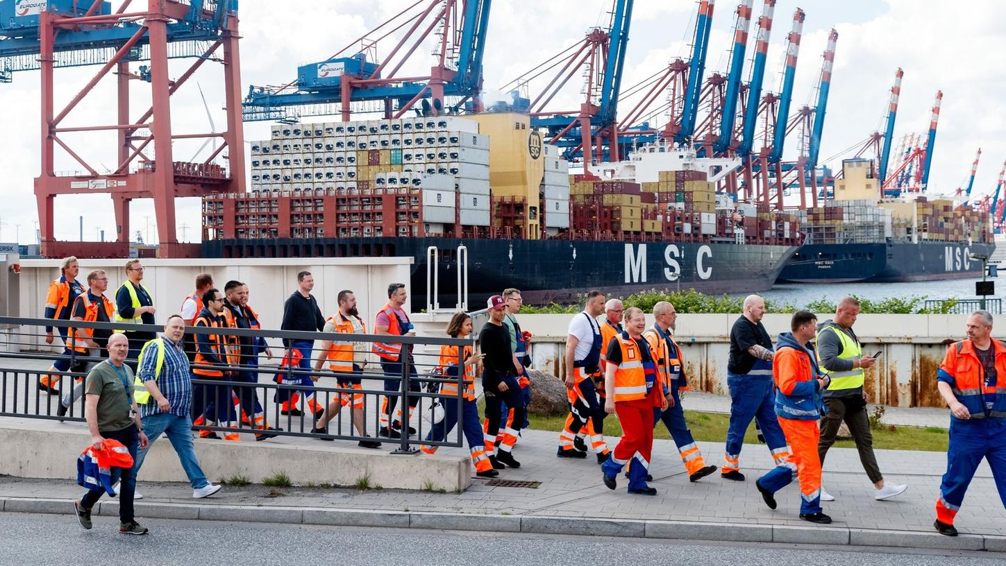Hafenarbeiter in Hamburg gehen zu einer Streikversammlung. Hafenarbeiter in Hamburg gehen zu einer Streikversammlung.