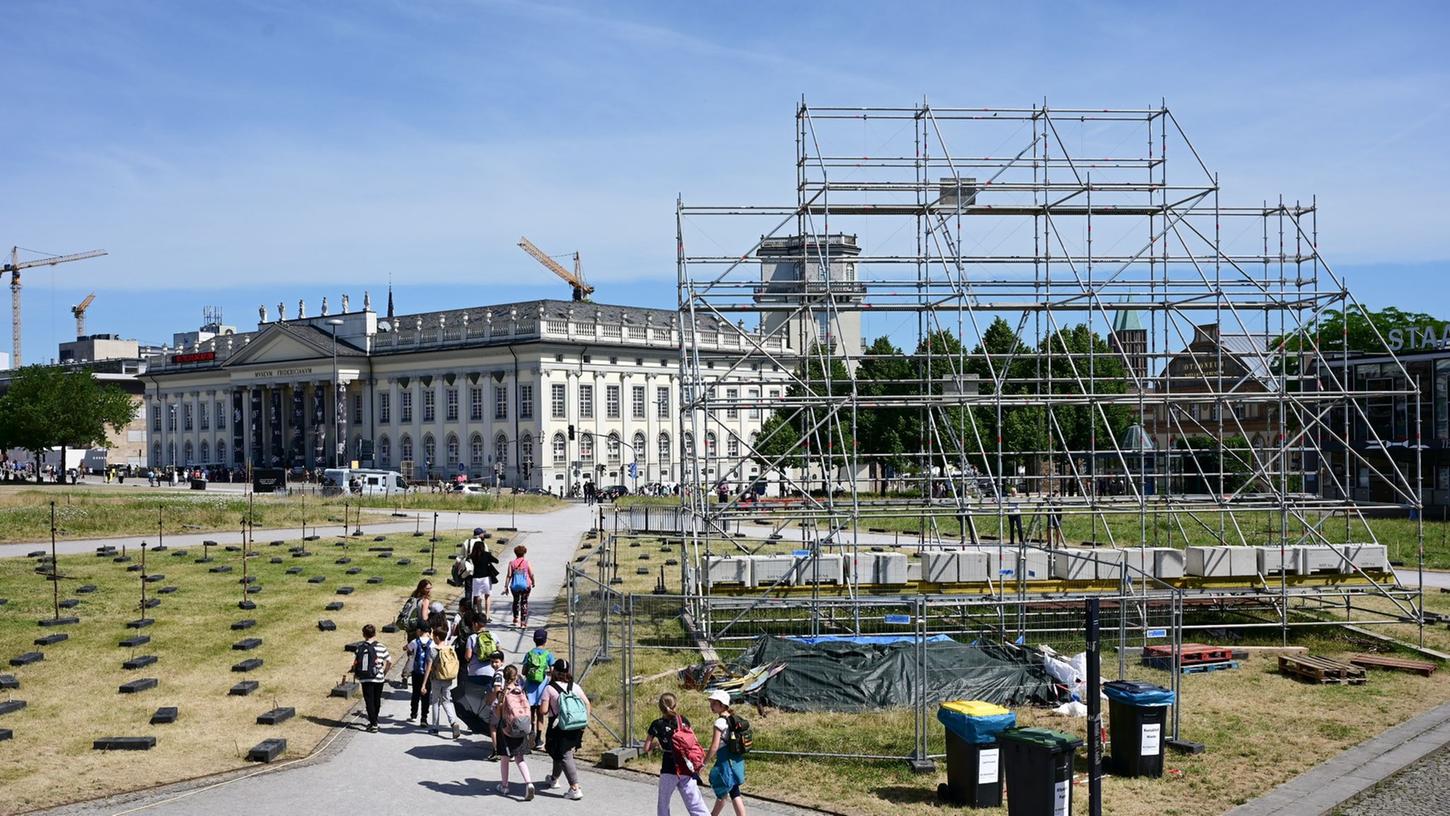 Am Tag nach dem Abhängen des umstrittenen Großbanners steht auf dem Friedrichsplatz nur noch ein leeres Gerüst. Am Tag nach dem Abhängen des umstrittenen Großbanners steht auf dem Friedrichsplatz nur noch ein leeres Gerüst.