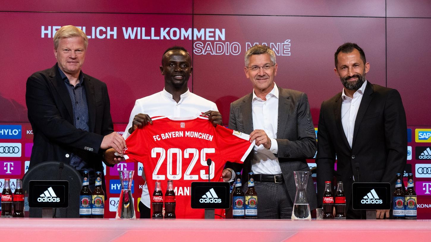Vorstandschef Oliver Kahn (l-r), Neuzugang Sadio Mané, Vereinspräsident Herbert Hainer und Sportdirektor Hasan Salihamidzic. Vorstandschef Oliver Kahn (l-r), Neuzugang Sadio Mané, Vereinspräsident Herbert Hainer und Sportdirektor Hasan Salihamidzic.