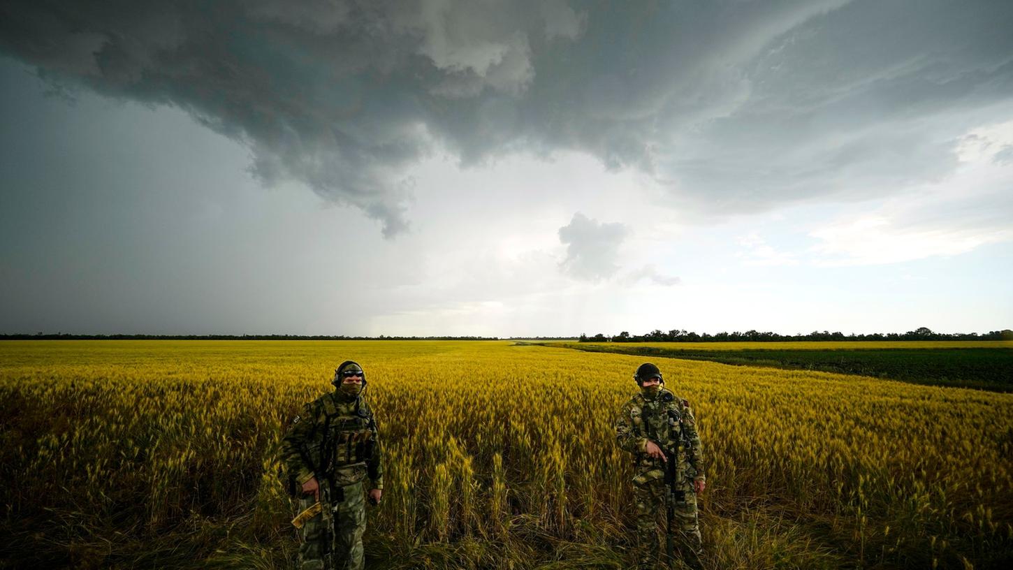 Russische Soldaten bewachen ein Gebiet neben einem Weizenfeld bei Saporischschja. Russische Soldaten bewachen ein Gebiet neben einem Weizenfeld bei Saporischschja.