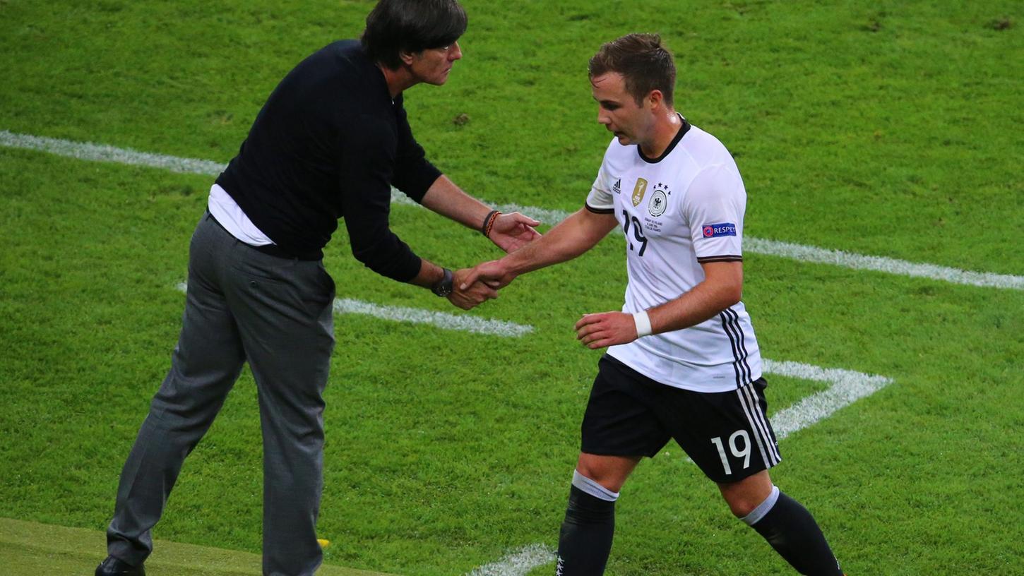 Bei der EM 2016 gibt der damalige Bundestrainer Joachim Löw (l) Mario Götze bei dessen Auswechslung die Hand. Bei der EM 2016 gibt der damalige Bundestrainer Joachim Löw (l) Mario Götze bei dessen Auswechslung die Hand.