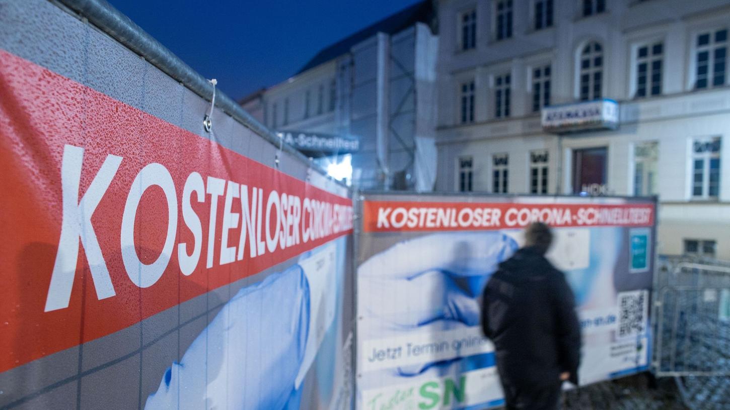 Ein Passant geht an einem Corona-Testzentrum im Schweriner Stadtzentrum vorbei. Ein Passant geht an einem Corona-Testzentrum im Schweriner Stadtzentrum vorbei.