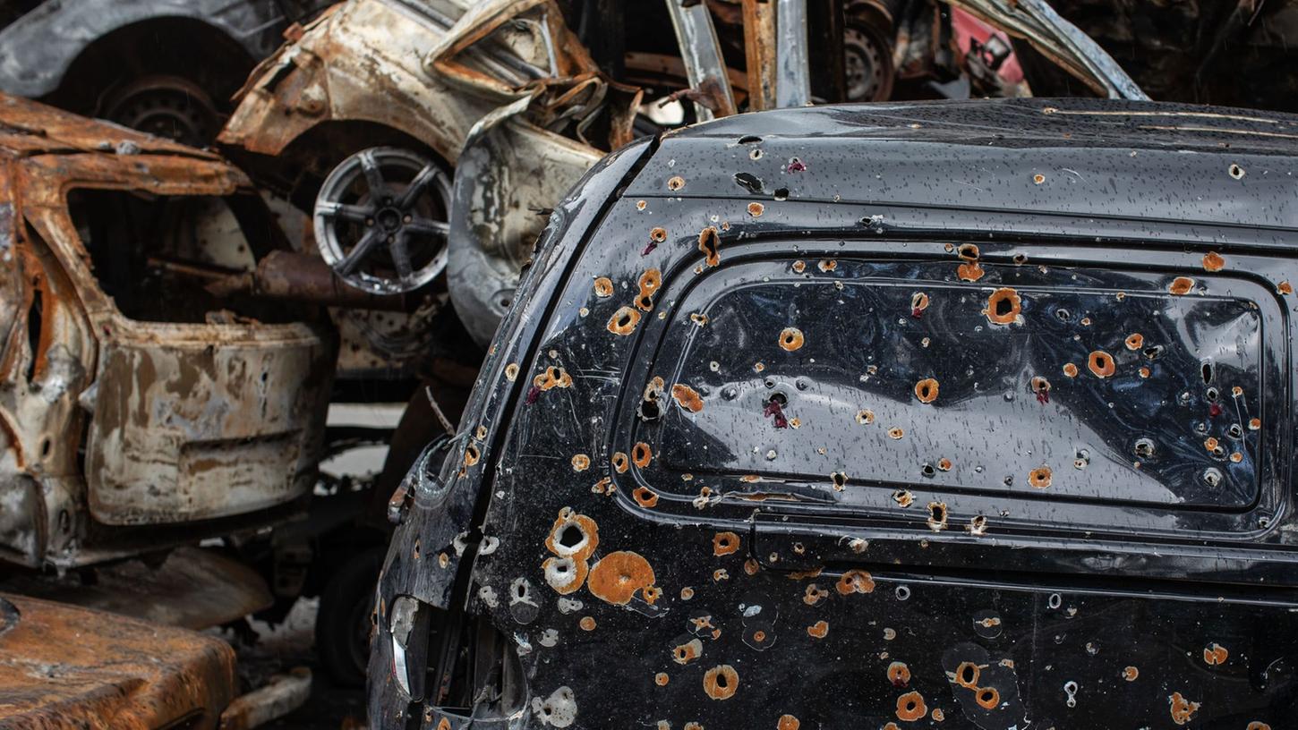 Zerstörte Fahrzeuge stehen auf einem Autofriedhof in Irpin. Zerstörte Fahrzeuge stehen auf einem Autofriedhof in Irpin.