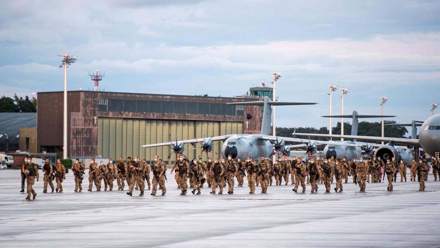 Nach Beendigung der Luftbrücke steigen Soldaten der Bundeswehr auf dem niedersächsischen Stützpunkt Wunstorf aus Flugzeugen. Nach Beendigung der Luftbrücke steigen Soldaten der Bundeswehr auf dem niedersächsischen Stützpunkt Wunstorf aus Flugzeugen.