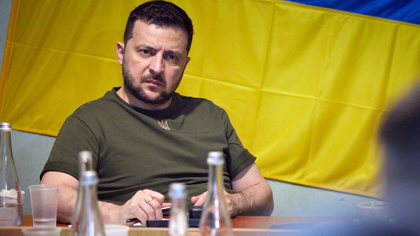 Es wird behauptet, der ukrainische Präsident Wolodymyr Selenskyj habe die Verbrennung "aller russischsprachigen Bücher" anordnen lassen. Das stimmt aber nicht.
Es wird behauptet, der ukrainische Präsident Wolodymyr Selenskyj habe die Verbrennung "aller russischsprachigen Bücher" anordnen lassen. Das stimmt aber nicht.