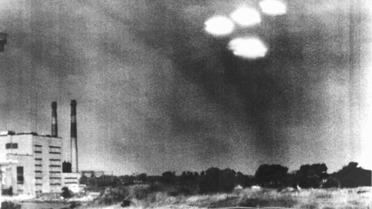 Vier in Formation fliegende "Objekte" über der Stadt Salem im US-Bundesstaat Massachusetts sind von einem Kameramann der US-Küstenwache am 16. Juli 1952 um 09:35 Uhr beobachtet worden. Das Bildmaterial wurde der amerikanischen Abwehr zur Überprüfung übermittelt, bevor es zur Veröffentlichung freigegeben wurde. Vier in Formation fliegende "Objekte" über der Stadt Salem im US-Bundesstaat Massachusetts sind von einem Kameramann der US-Küstenwache am 16. Juli 1952 um 09:35 Uhr beobachtet worden. Das Bildmaterial wurde der amerikanischen Abwehr zur Überprüfung übermittelt, bevor es zur Veröffentlichung freigegeben wurde.