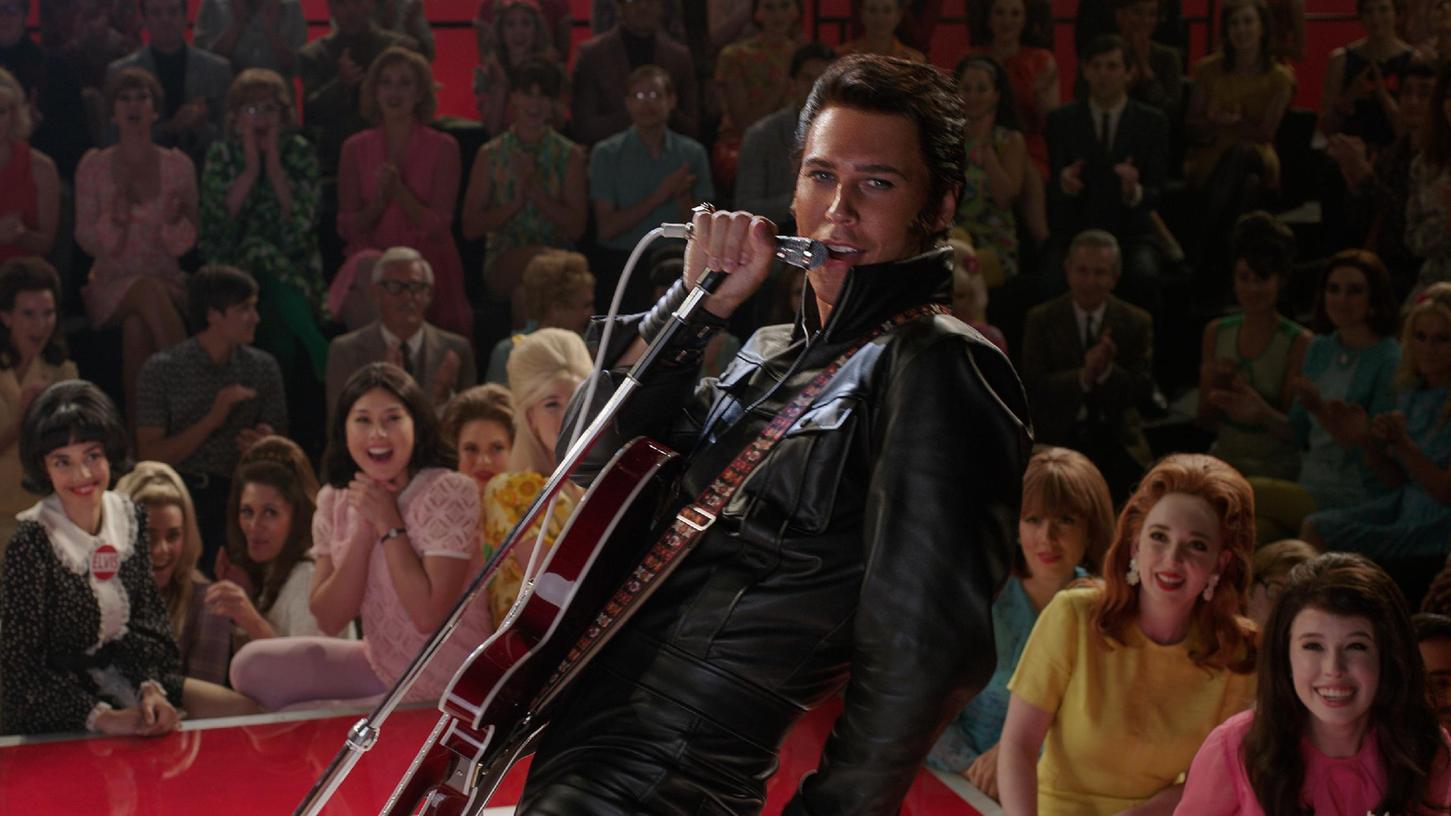 Wenn Elvis (Austin Butler) die Bühne betritt und die Hüften kreisen lässt, gerät vor allem sein weibliches Publikum komplett aus dem Häuschen.
Wenn Elvis (Austin Butler) die Bühne betritt und die Hüften kreisen lässt, gerät vor allem sein weibliches Publikum komplett aus dem Häuschen.